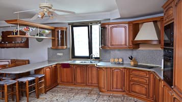 Full-size fridge, microwave, oven, stovetop