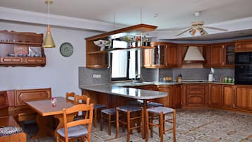 Frigorífico grande, microondas (previa solicitud) y horno