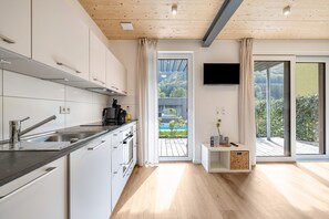 Kjøleskap, ovn, kokeplater og oppvaskmaskin