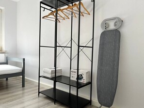 3 bedrooms, desk, iron/ironing board, free WiFi