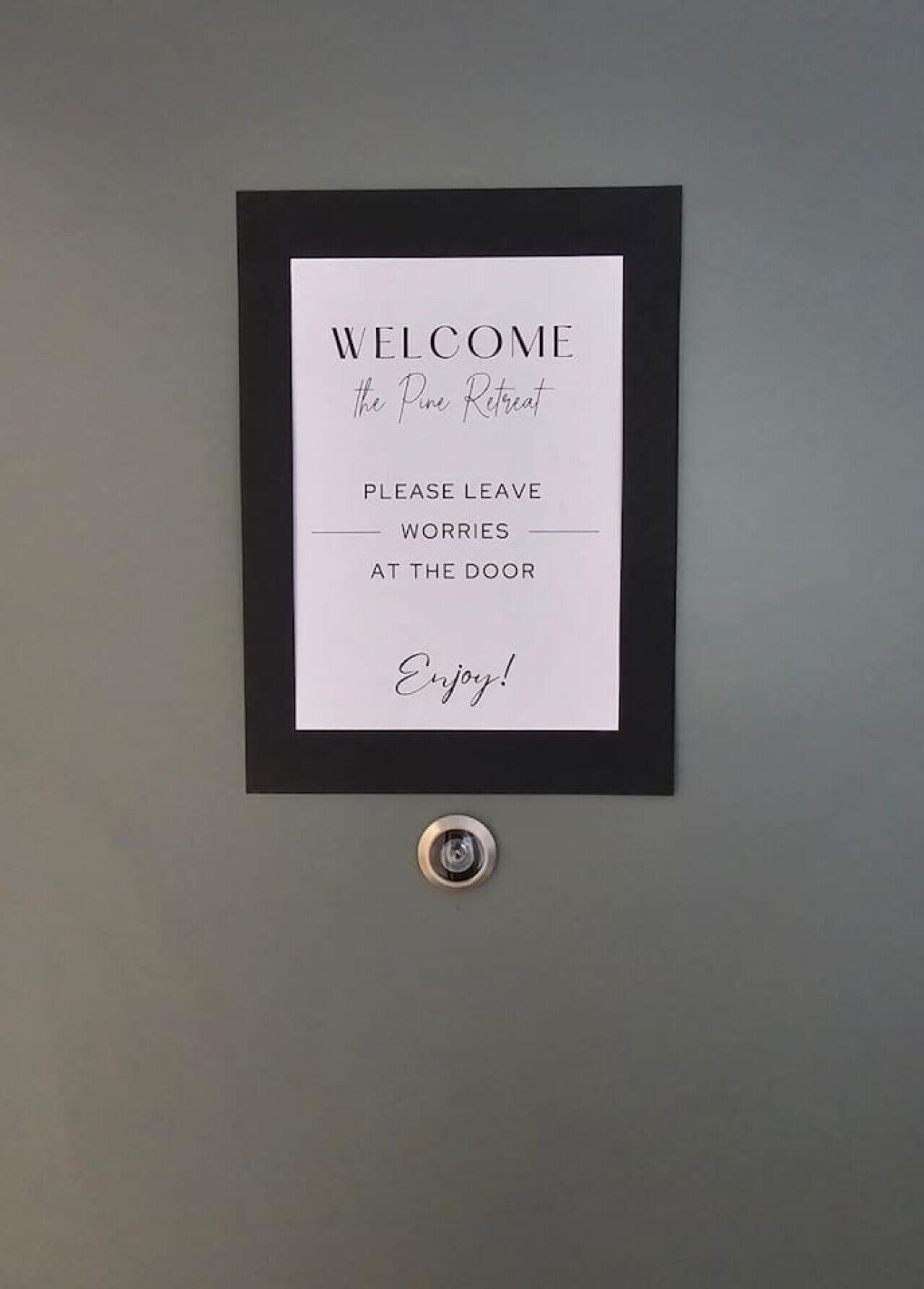 Une pancarte de bienvenue au Pine Retreat, avec un message invitant les visiteurs à oublier leurs soucis et à profiter de leur séjour.