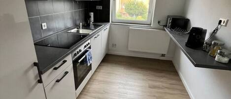 Geladeira, micro-ondas, fogão, cooktop