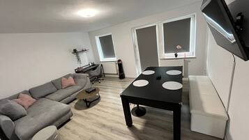 Een smart-tv, videogames en een stereo