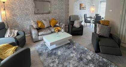 Ayr Refurbished May 2024 3 Bedroom 140m2 Detached House With Private Gardens