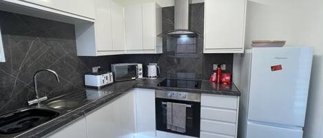 Apartment, 3 Bedrooms, Patio, Garden View | Interior