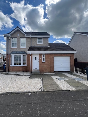 Apartment, 3 Bedrooms, Patio, Garden View | Front of property