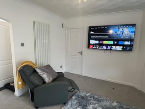 Apartment, 3 Bedrooms, Patio, Garden View | Living room