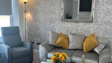 Apartment, 3 Bedrooms, Patio, Garden View | Living room