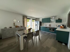 Private kitchen - Superb house with garden and swimming pool close to transport links (Avignon)