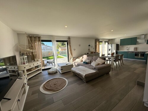 Superb house with garden and swimming pool close to transport links 