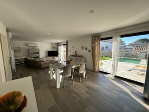 Living area - Superb house with garden and swimming pool close to transport links  (Avignon)