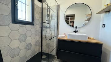 Regadera, secadora de cabello, bidet, toallas