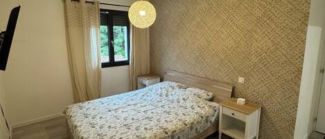 3 makuuhuonetta, silitysrauta/-lauta, Wi-Fi, vuodevaatteet