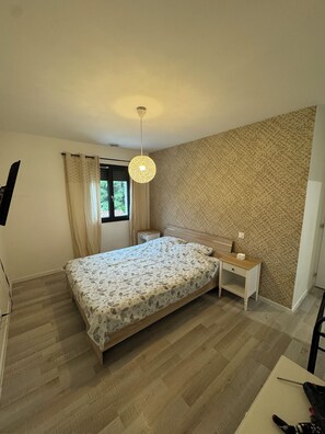 3 bedrooms, iron/ironing board, WiFi, bed sheets - Superb house with garden and swimming pool close to transport links  (Avignon)