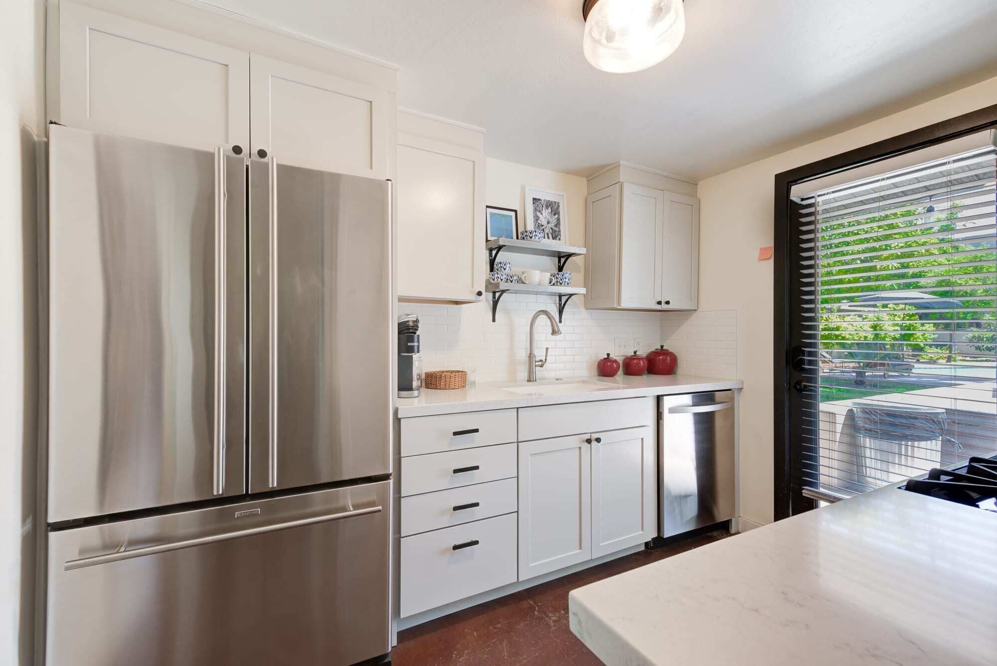 Comfort House | Private kitchen | Fridge, microwave, oven, stovetop