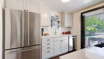 Comfort House | Private kitchen | Fridge, microwave, oven, stovetop