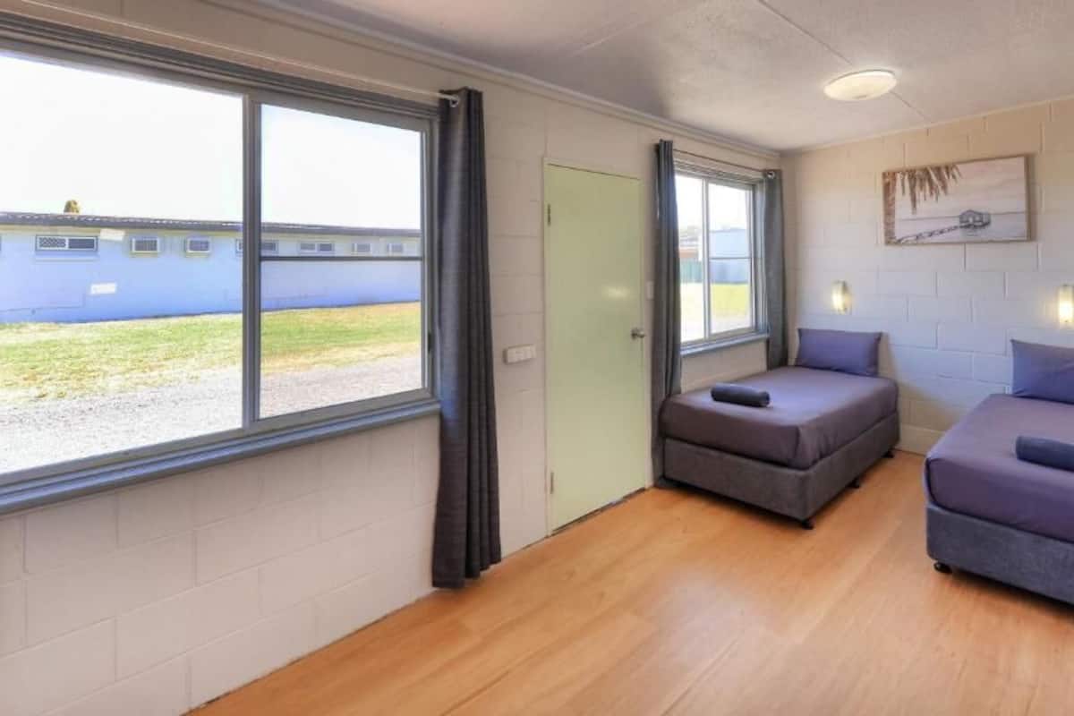 Habitación triple familiar, balcón, vista al jardín | Escritorio, espacio para trabajar con laptop y insonorización