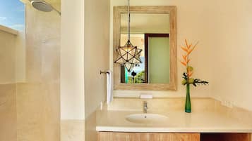 Villa de lujo, 3 habitaciones, vista al océano | Baño | Regadera, jabón, shampoo, papel de baño