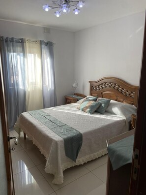 2 bedrooms, iron/ironing board, WiFi, bed sheets - Sea view Apartment  (Xghajra)