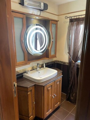 Shower, hair dryer, towels, soap - Sea view Apartment  (Xghajra)