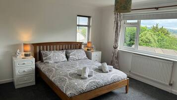 4 bedrooms, desk, iron/ironing board, free WiFi