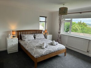 4 bedrooms, desk, iron/ironing board, free WiFi - Private 4-bed retreat in Barnstaple (Devon)