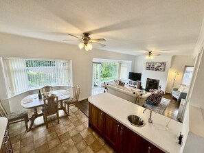 TV, books - Private 4-bed retreat in Barnstaple (Devon)