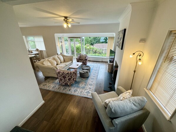 TV, books - Private 4-bed retreat in Barnstaple (Devon)