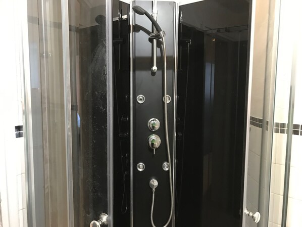 Dusche, Haartrockner, Handtücher, Seife