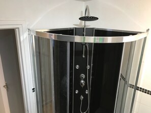 Dusche, Haartrockner, Handtücher, Seife