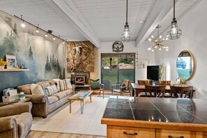 Smart-TV, Kamin, DVD-Player, Bücher