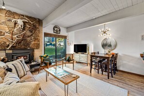 Smart-TV, Kamin, DVD-Player, Bücher