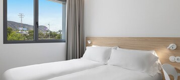 双床房 | 办公桌、笔记本电脑工作区