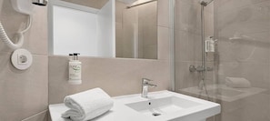 Bañera, secador de pelo, toallas, jabón