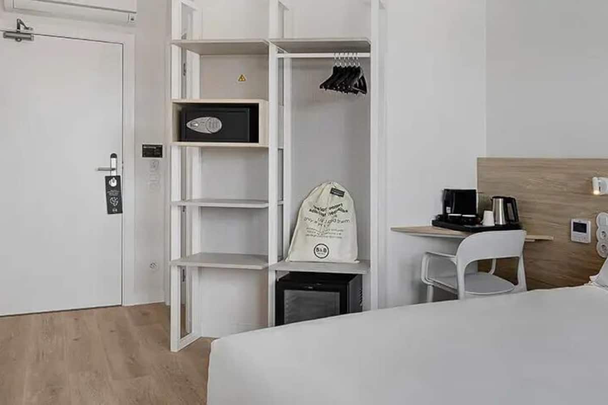 Habitación doble superior | Escritorio y espacio para trabajar con laptop
