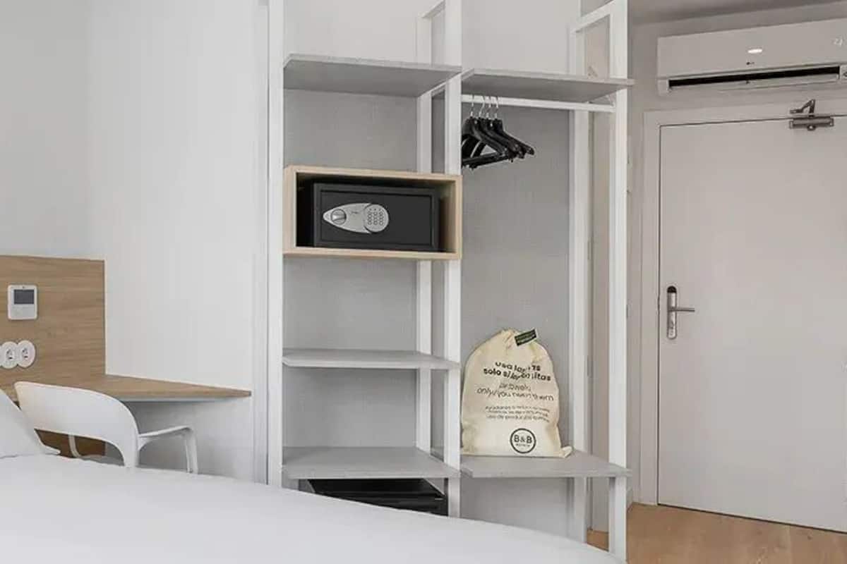 Habitación doble | Escritorio y espacio para trabajar con laptop