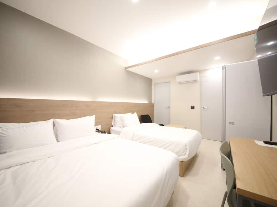 Business Twin Room | Blackout drapes, soundproofing, free WiFi