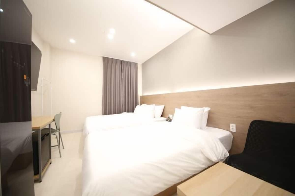 Blackout drapes, soundproofing, WiFi (free)