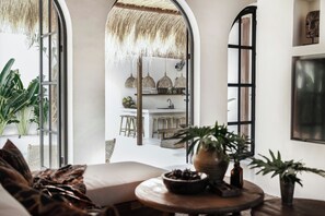 Villa familiar, vista a la alberca | Área de sala de estar | Televisión de 70 pulgadas con canales por cable 
