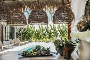 Villa familiar, vista a la alberca | Cocina privada | Refrigerador, microondas, parrilla de estufa y tetera eléctrica 