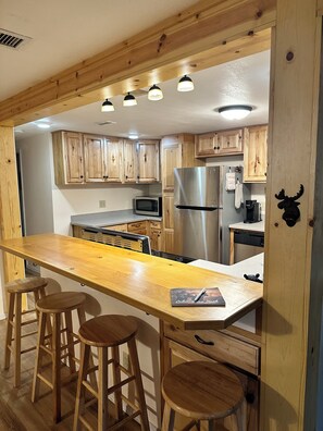 Fridge, microwave, oven, stovetop - Cozy Cabin Retreat in Munds Park (Sedona)