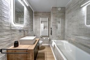 シャワー、ヘアドライヤー、タオル