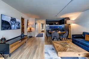 テレビ、暖炉、ステレオ