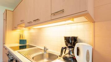 Kühlschrank, Ofen, Herdplatte, Wasserkocher mit Kaffee-/Teezubehör