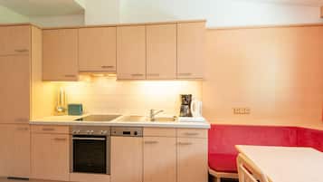 Kühlschrank, Ofen, Herdplatte, Wasserkocher mit Kaffee-/Teezubehör