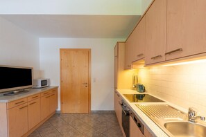 Kjøleskap, ovn, kokeplater og kaffetrakter/tekoker