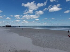 På stranden