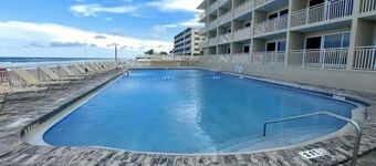 Cozy Beachfront Condo in Daytona Beach â Perfect Location!
