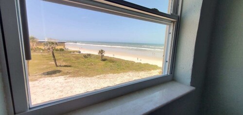 Cozy Beachfront Condo in Daytona Beach – Perfect Location!