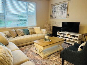 Smart-TV, Kamin, Videospiele, Tischfußball